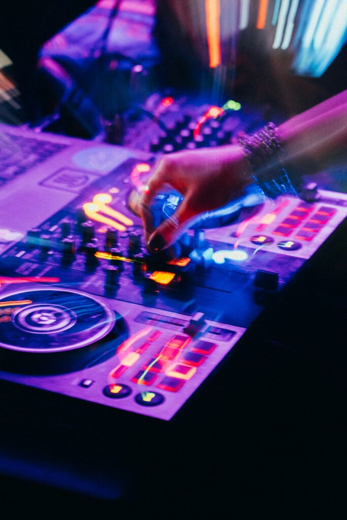 Os Sets Implacáveis de DJ Noguera: Como Ele Prepara a Pista Para o Caos Absoluto