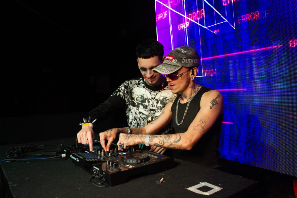 Pista cheia numa edição da Sad Baile, o tipo de noite em que o hardtrap entra na madrugada