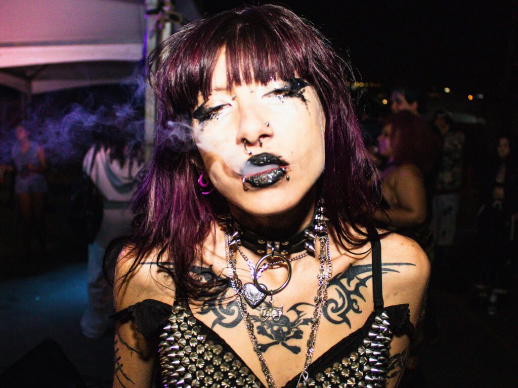 A Moda do Emo Rap: Como o Cabelo Colorido e a Tatuagem no Rosto Viraram Manifesto