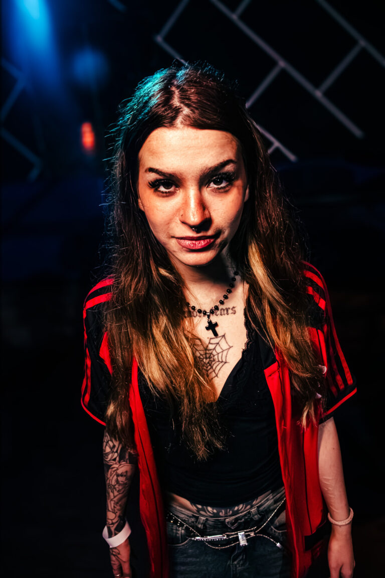 Garota de camisa vermelha e preta posa para a foto — Sad Baile Curitiba Halloween, 10/10/2026