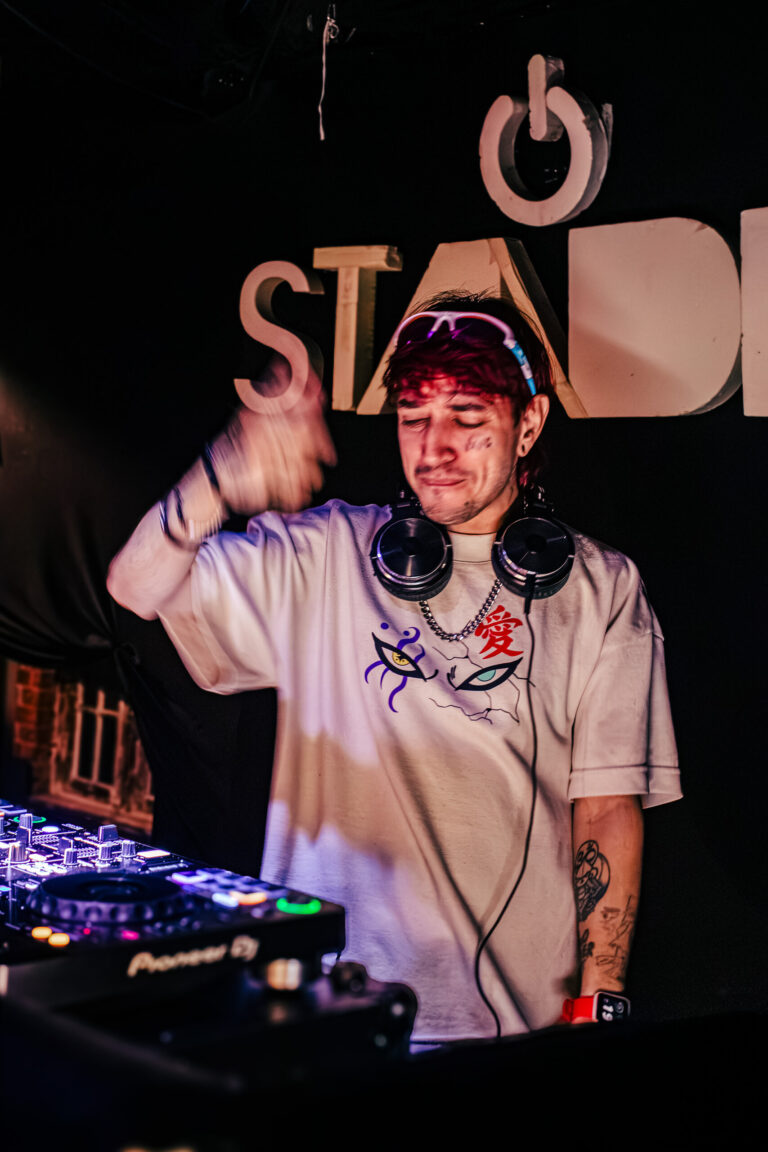 DJ toca na cabine do Standby Music — Sad Baile Curitiba Halloween, 10/10/2026