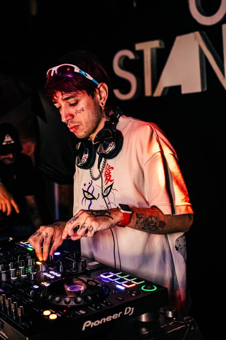 DJ mixando nos controles Pioneer — Sad Baile Curitiba Halloween, 10/10/2026