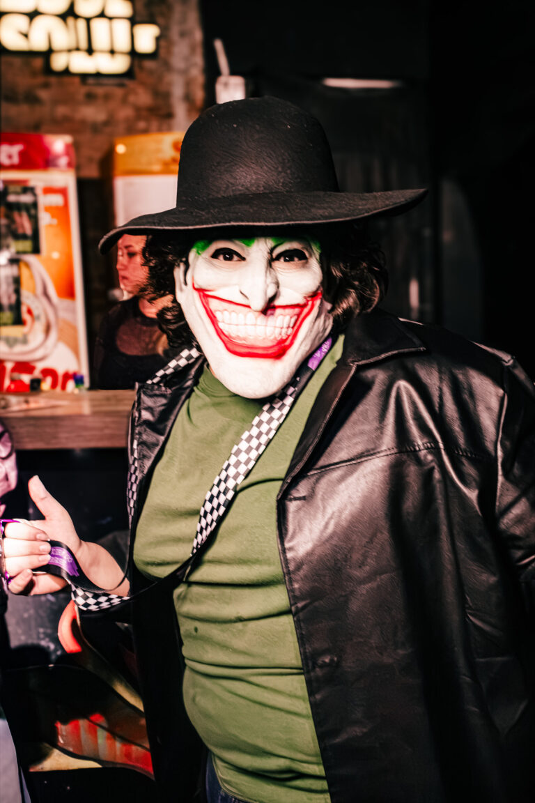 Fantasia de Coringa com chapéu e máscara de sorriso — Sad Baile Curitiba Halloween, 10/10/2026