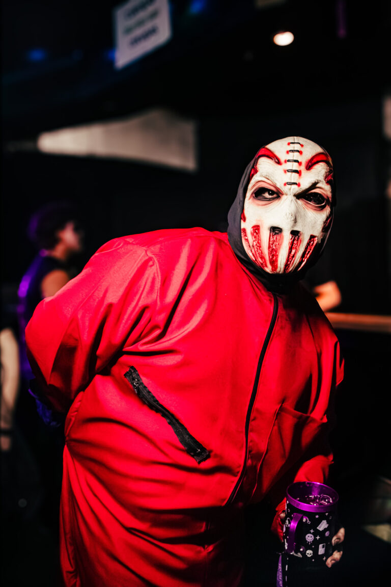 Fantasia de macacão vermelho com máscara de palhaço — Sad Baile Curitiba Halloween, 10/10/2026