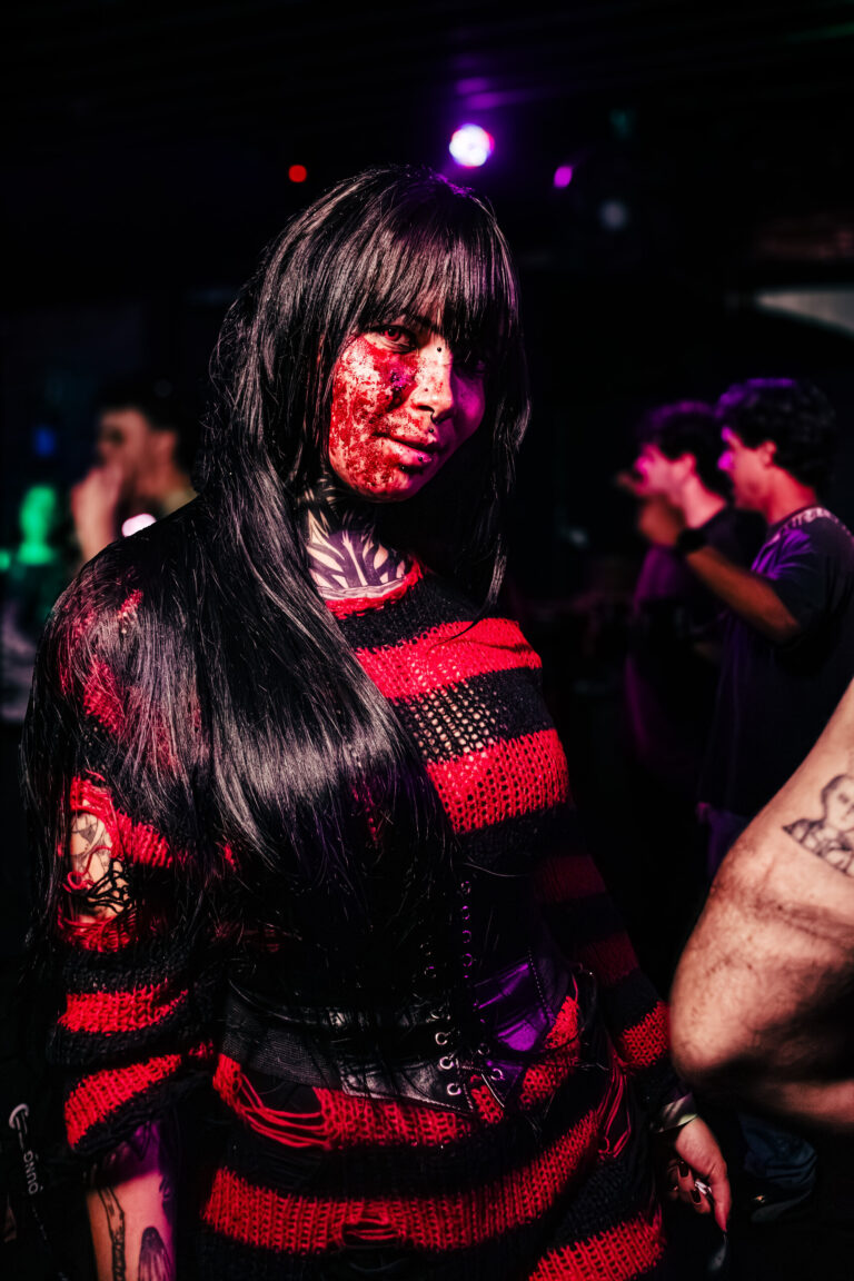 Garota com maquiagem de sangue e suéter listrado de Freddy Krueger — Sad Baile Curitiba Halloween, 10/10/2026