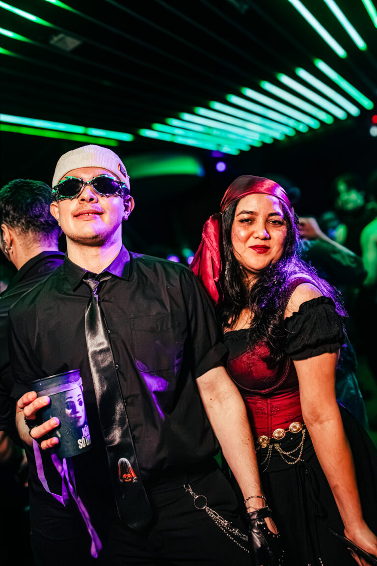 Casal fantasiado de piratas na pista — Sad Baile Curitiba Halloween, 10/10/2026