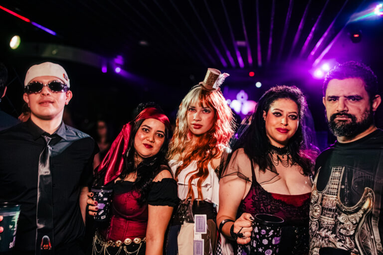 Grupo de amigos fantasiados de piratas sob as luzes — Sad Baile Curitiba Halloween, 10/10/2026
