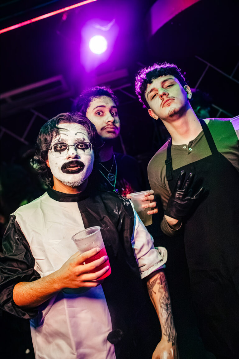 Amigos fantasiados de palhaço sorriem para a foto — Sad Baile Curitiba Halloween, 10/10/2026