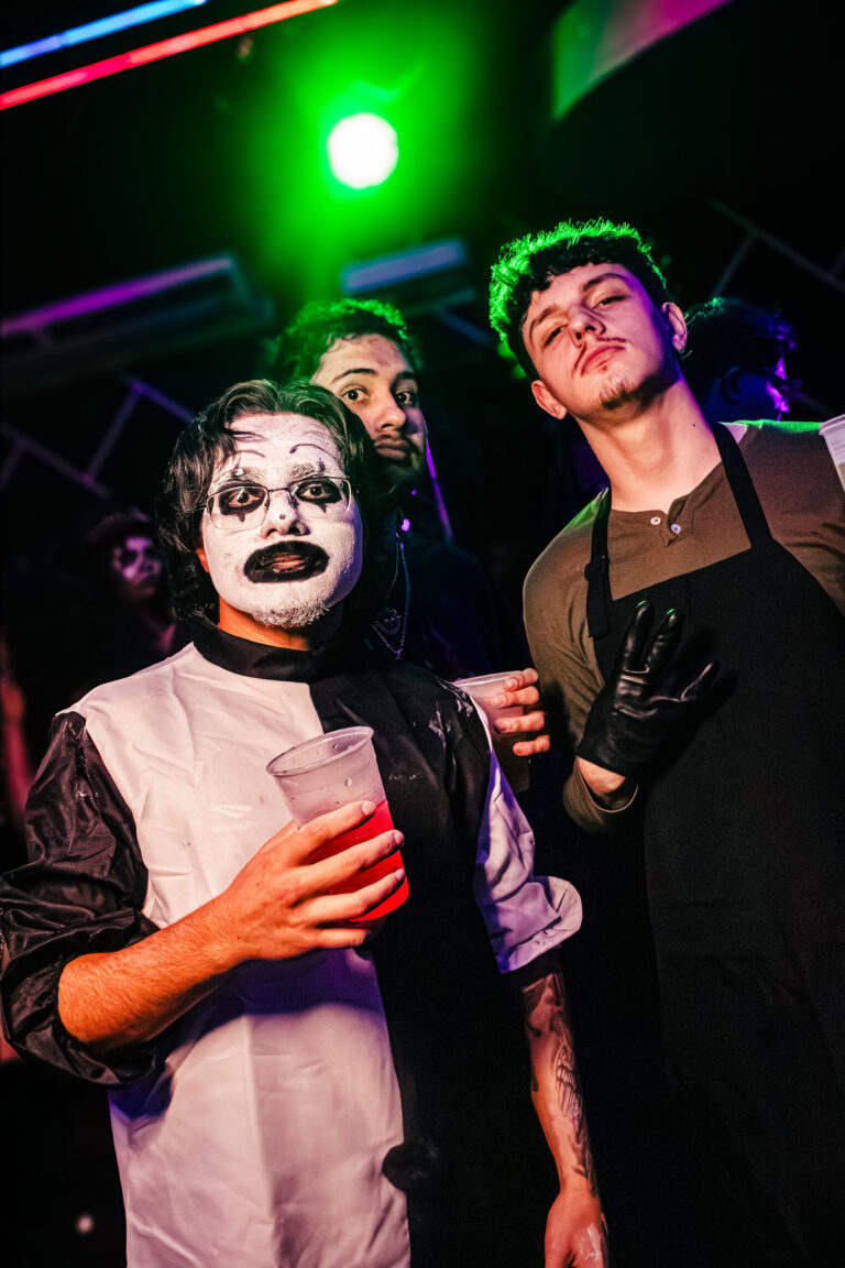 Trio com maquiagem de palhaço na pista — Sad Baile Curitiba Halloween, 10/10/2026