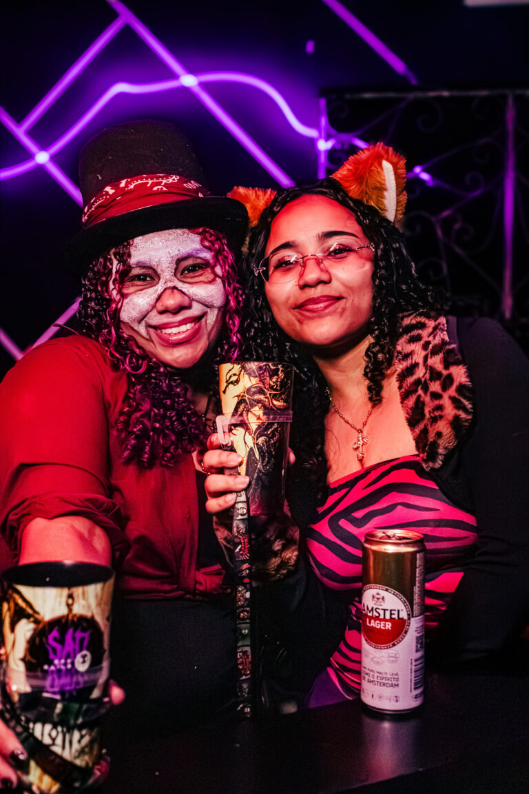 Duas amigas fantasiadas, uma de cartola e outra de oncinha — Sad Baile Curitiba Halloween, 10/10/2026