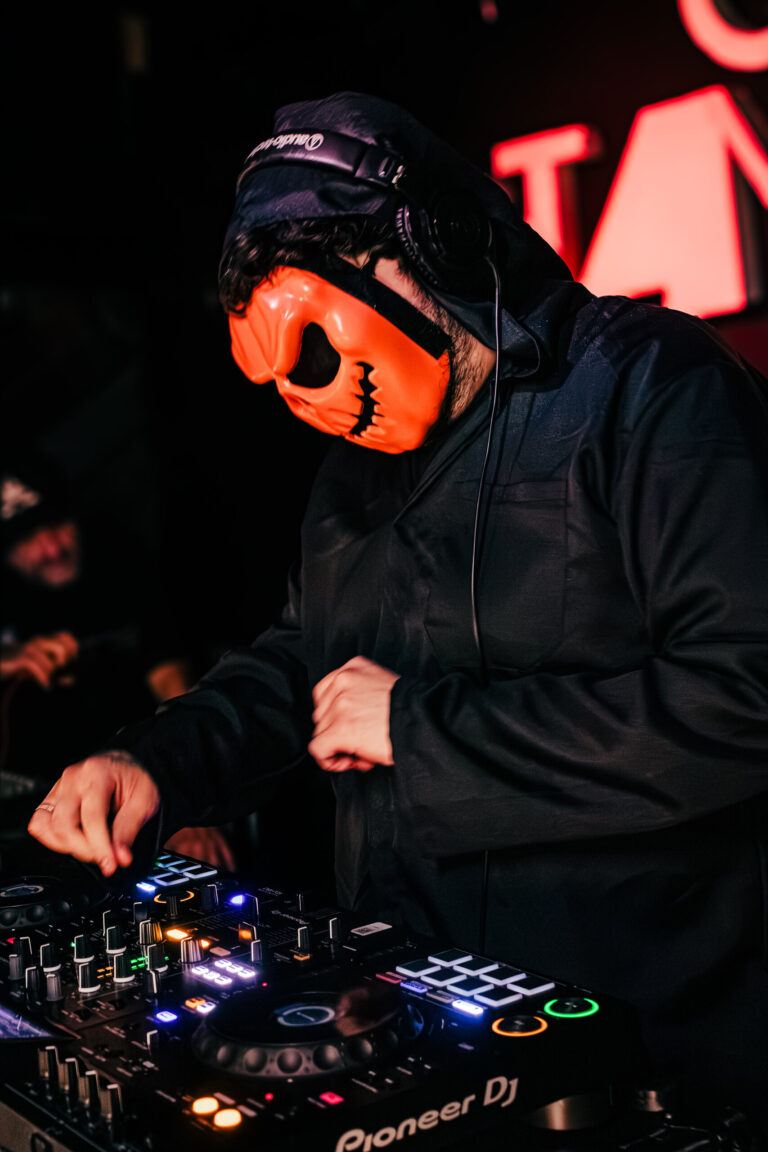 DJ com máscara de abóbora toca na cabine — Sad Baile Curitiba Halloween, 10/10/2026