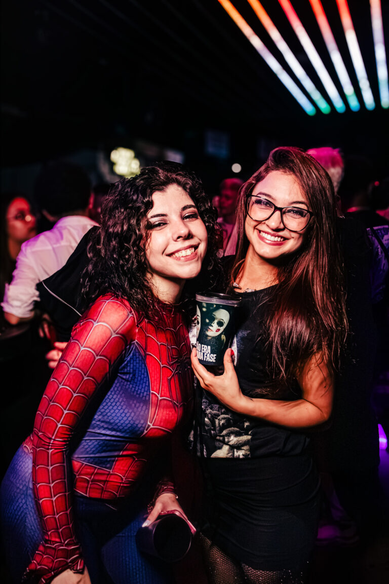 Amigas fantasiadas de Homem-Aranha e de roqueira — Sad Baile Curitiba Halloween, 10/10/2026