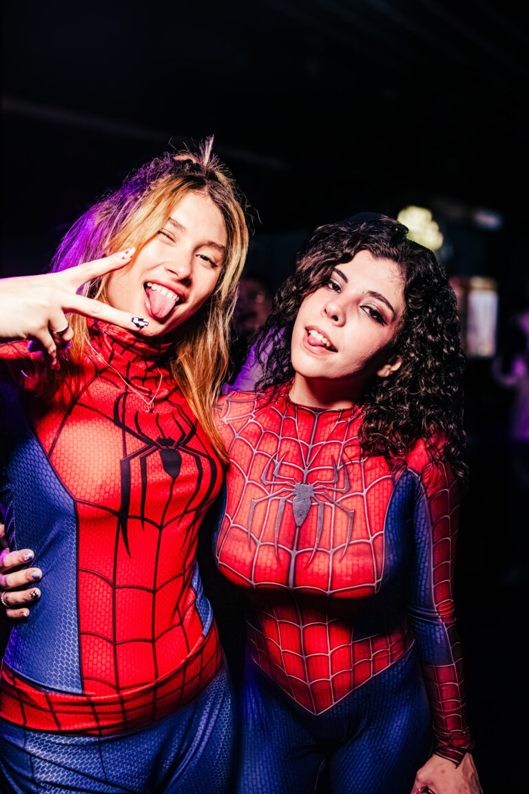 Duas amigas fantasiadas de Homem-Aranha fazem pose — Sad Baile Curitiba Halloween, 10/10/2026