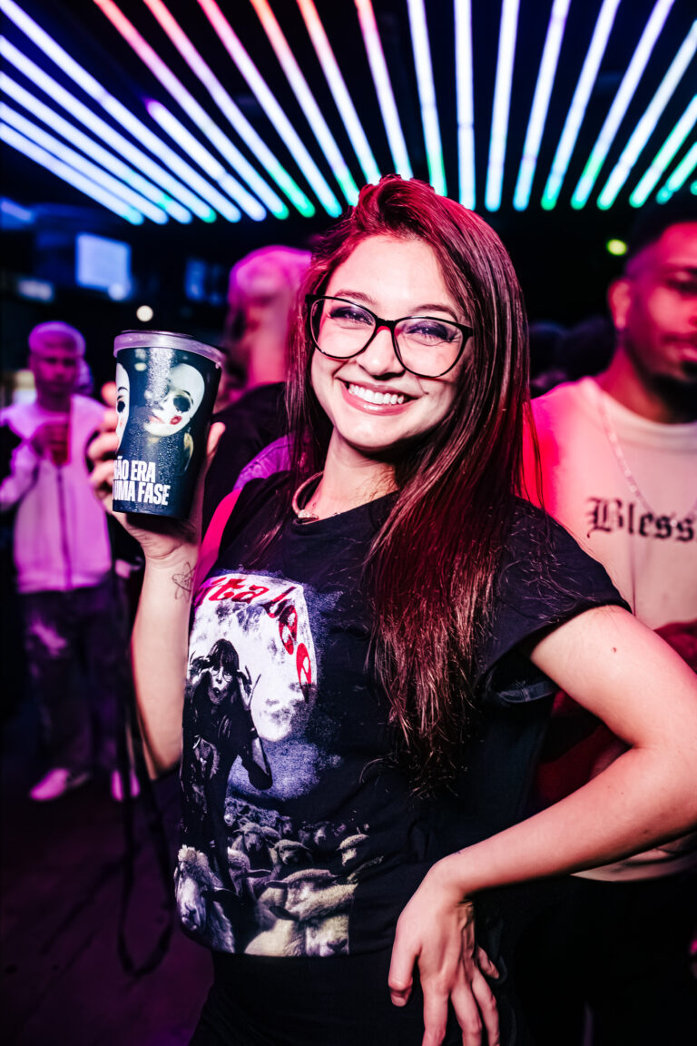 Garota de óculos segura copo da Sad Baile na pista — Sad Baile Curitiba Halloween, 10/10/2026