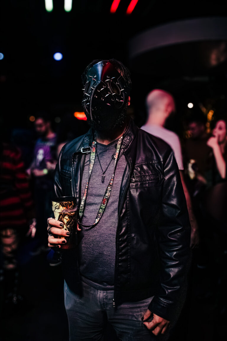 Pessoa mascarada de jaqueta de couro na pista — Sad Baile Curitiba Halloween, 10/10/2026