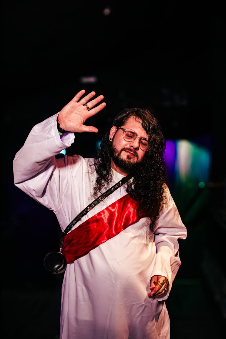 Rapaz fantasiado de Jesus acena para a câmera — Sad Baile Curitiba Halloween, 10/10/2026