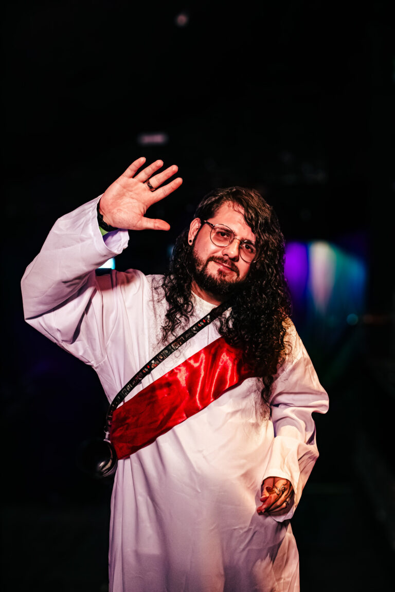 Fantasia de Jesus com túnica branca e faixa vermelha — Sad Baile Curitiba Halloween, 10/10/2026