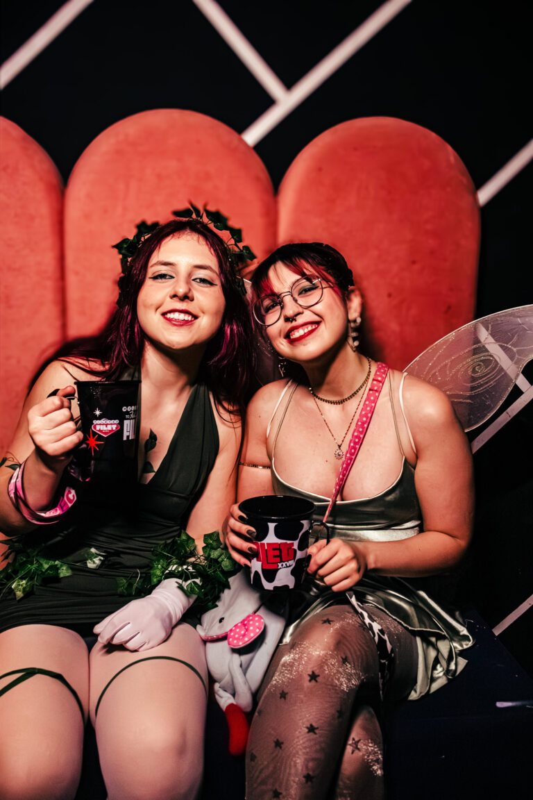 Amigas fantasiadas de fada sentadas no sofá — Sad Baile Curitiba Halloween, 10/10/2026