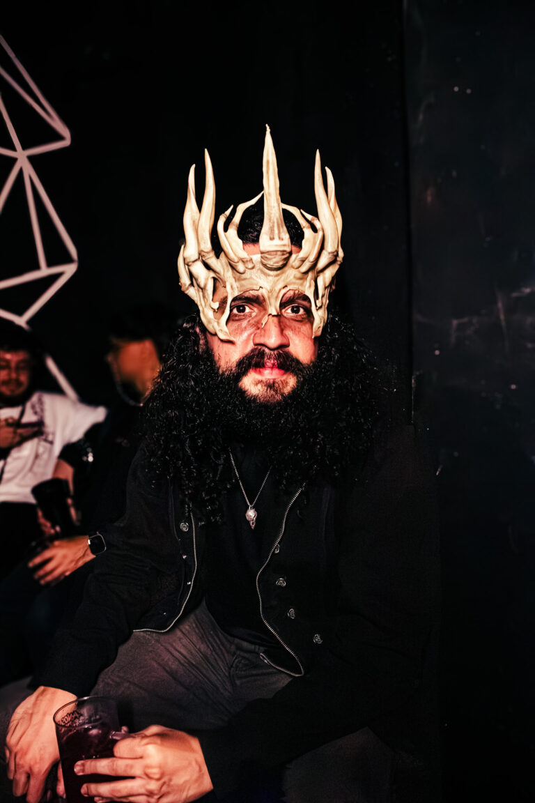 Homem com coroa de esqueleto e barba longa — Sad Baile Curitiba Halloween, 10/10/2026