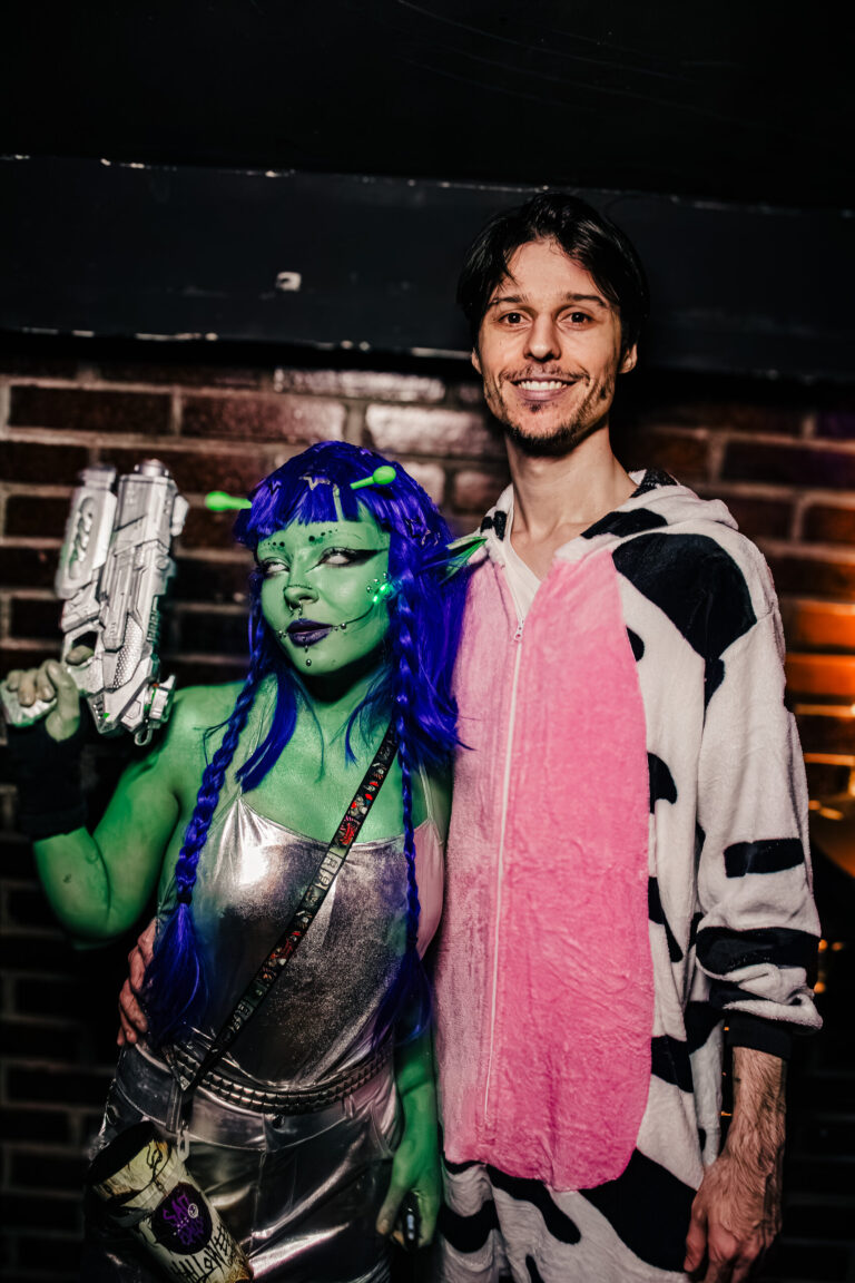 Casal fantasiado de alienígena verde e de vaca — Sad Baile Curitiba Halloween, 10/10/2026