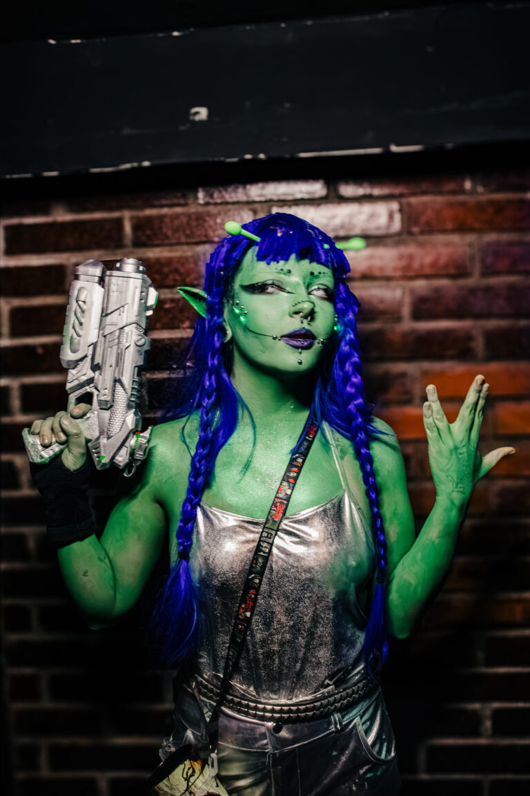 Fantasia de alienígena verde de cabelo azul — Sad Baile Curitiba Halloween, 10/10/2026
