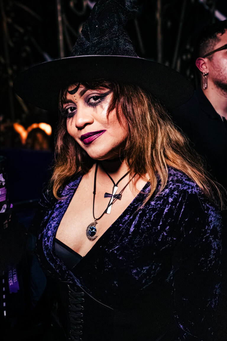 Garota fantasiada de bruxa com chapéu pontudo — Sad Baile Curitiba Halloween, 10/10/2026