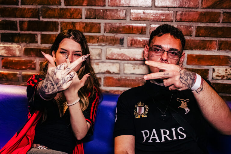 Casal faz pose no sofá azul — Sad Baile Curitiba Halloween, 10/10/2026