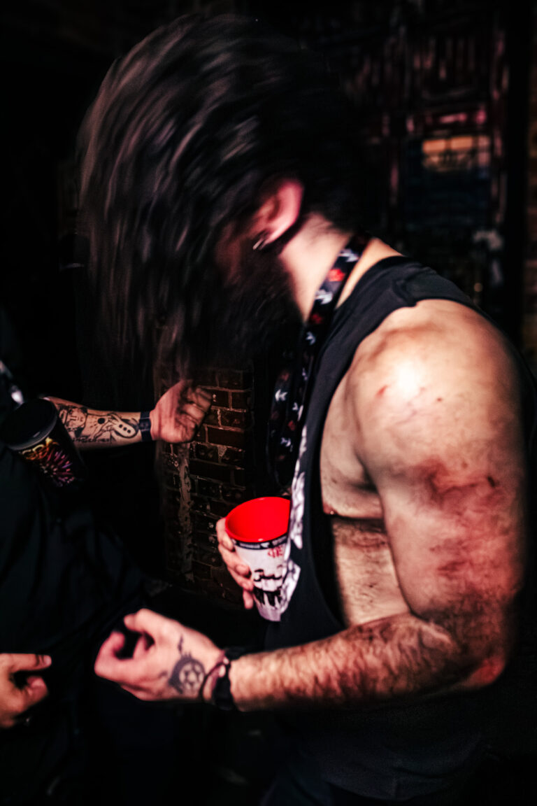 Rapaz com maquiagem de ferimentos dança na pista — Sad Baile Curitiba Halloween, 10/10/2026