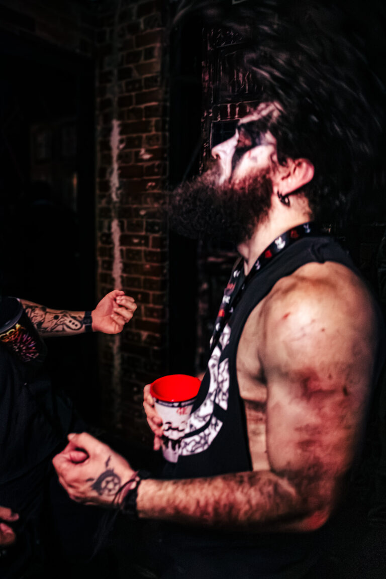 Fantasia de zumbi com maquiagem de machucados — Sad Baile Curitiba Halloween, 10/10/2026