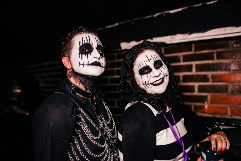 Casal com pintura facial de corpse paint em preto e branco — Sad Baile Curitiba Halloween, 10/10/2026