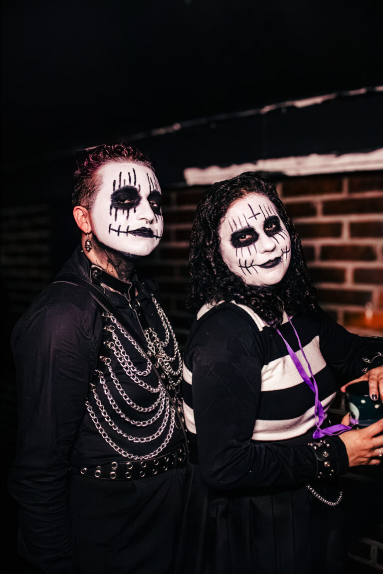 Casal com corpse paint posa na pista — Sad Baile Curitiba Halloween, 10/10/2026