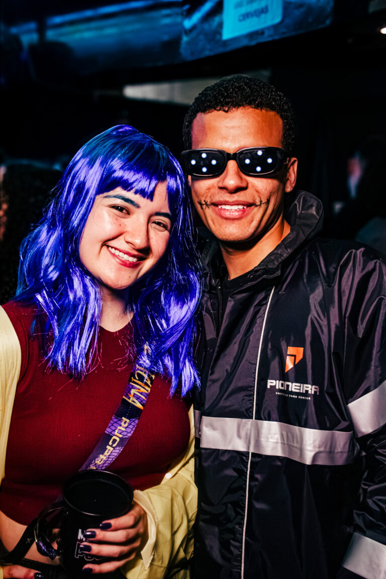 Garota de peruca azul e amigo de óculos escuros — Sad Baile Curitiba Halloween, 10/10/2026