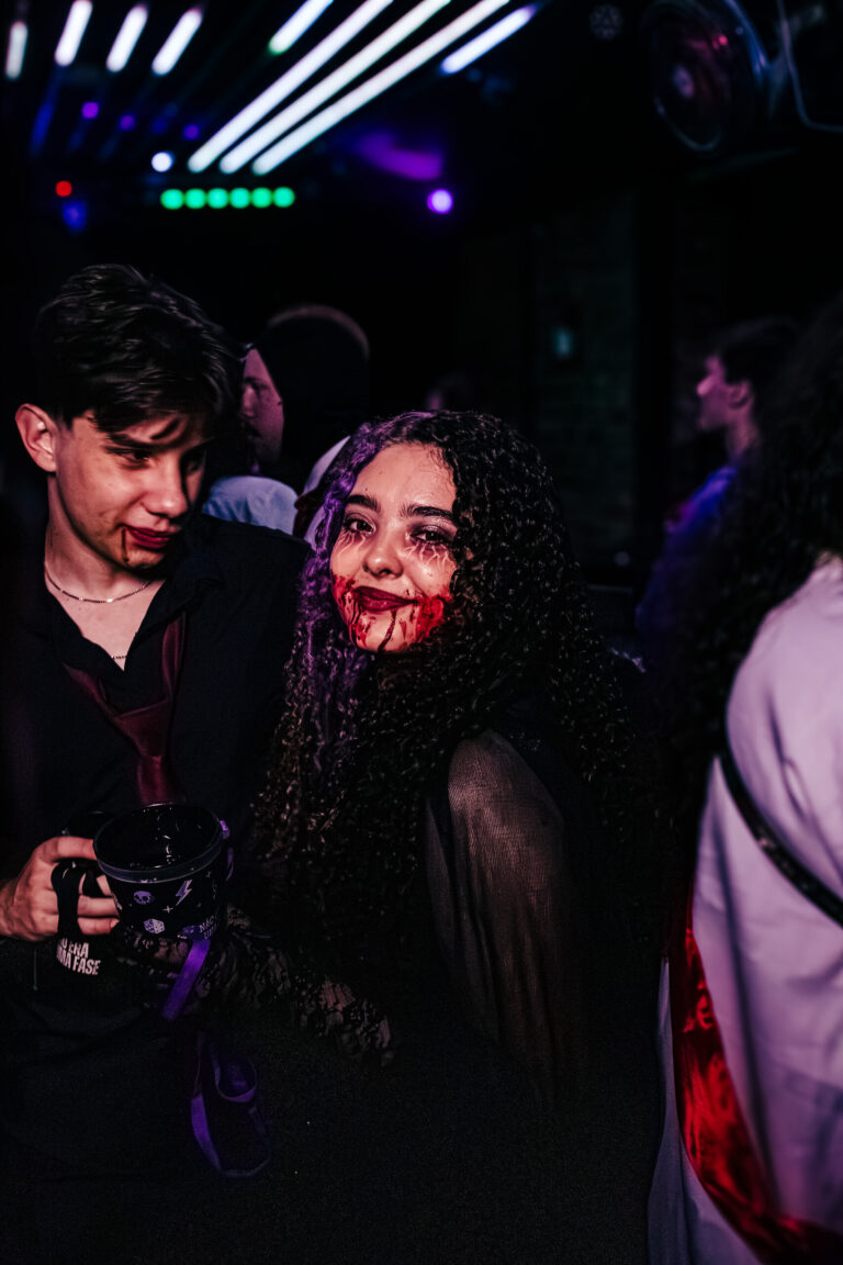 Amigos na pista, garota com maquiagem de sangue — Sad Baile Curitiba Halloween, 10/10/2026