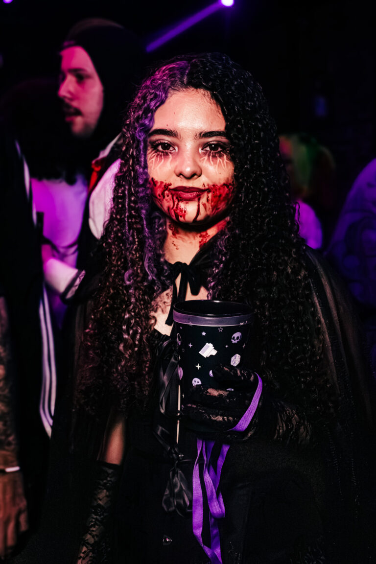 Garota de cabelo cacheado com maquiagem de sangue na boca — Sad Baile Curitiba Halloween, 10/10/2026