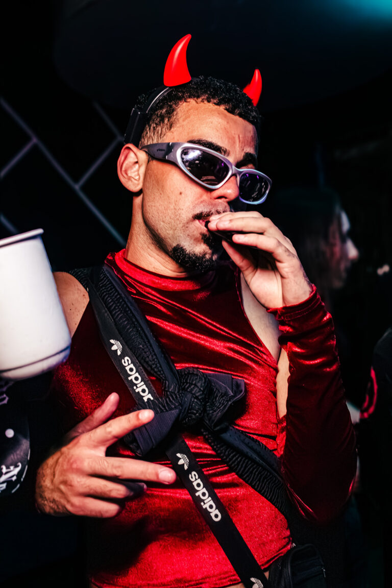 Rapaz fantasiado de diabo com chifres vermelhos — Sad Baile Curitiba Halloween, 10/10/2026