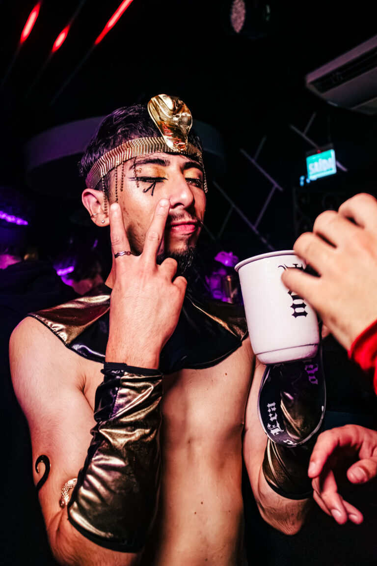 Fantasia de faraó egípcio com copo na mão — Sad Baile Curitiba Halloween, 10/10/2026
