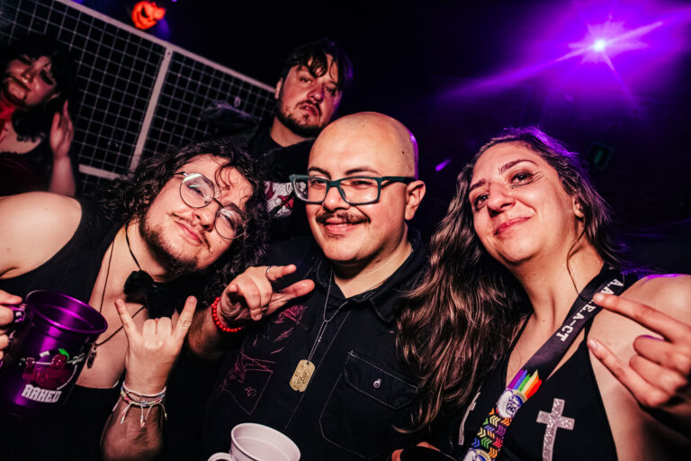 Grupo de amigos faz sinal de rock na pista — Sad Baile Curitiba Halloween, 10/10/2026