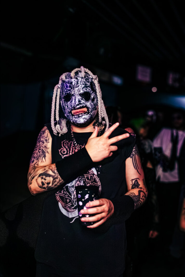 Pessoa com máscara de dreads estilo Slipknot — Sad Baile Curitiba Halloween, 10/10/2026