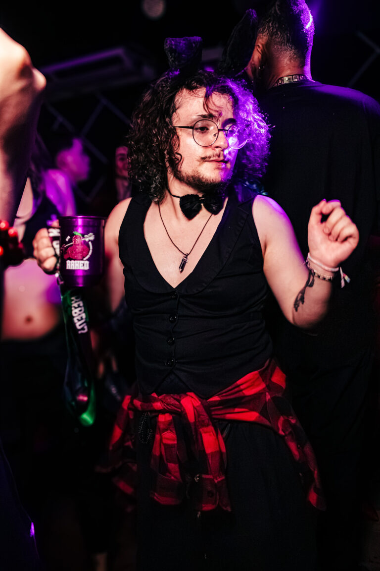 Rapaz de colete e camisa xadrez dança na pista — Sad Baile Curitiba Halloween, 10/10/2026