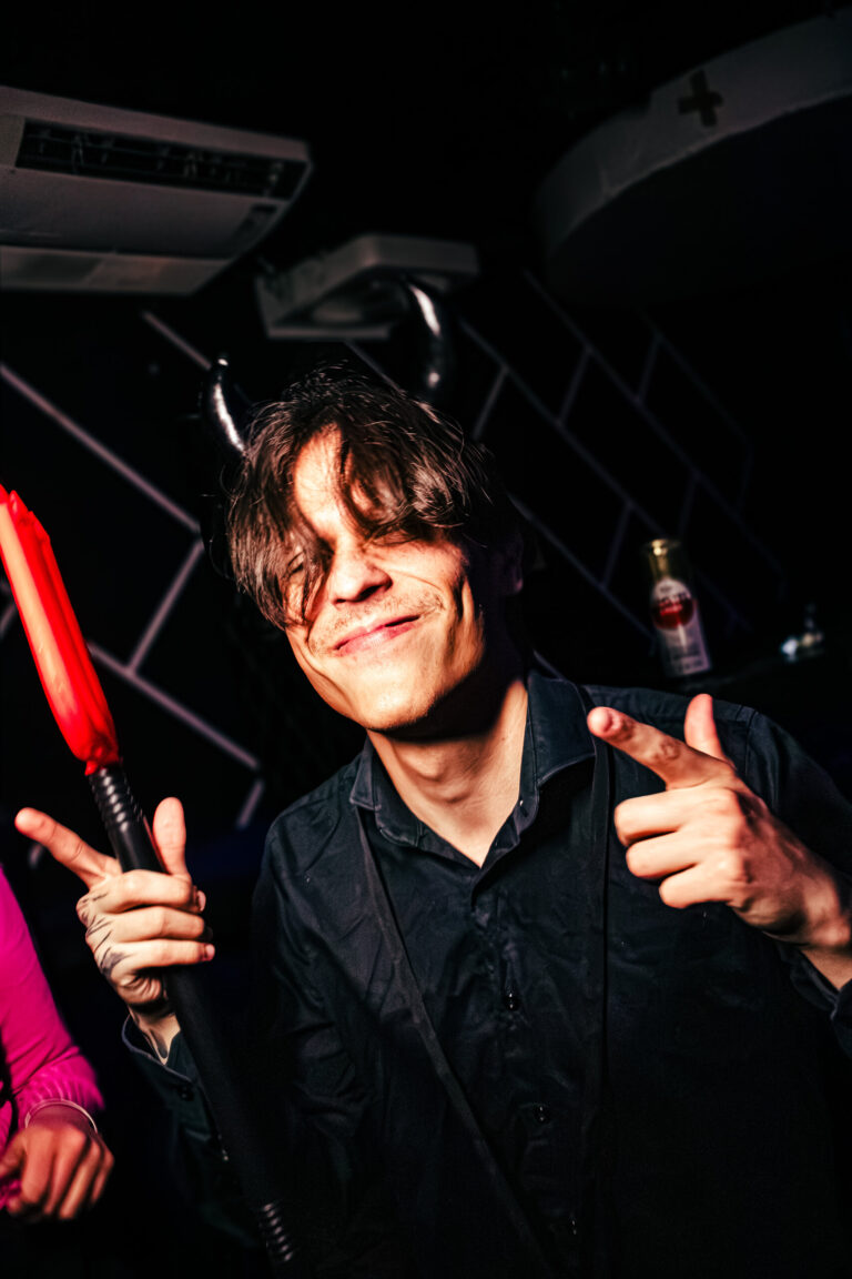Rapaz de chifres de diabo faz pose na pista — Sad Baile Curitiba Halloween, 10/10/2026