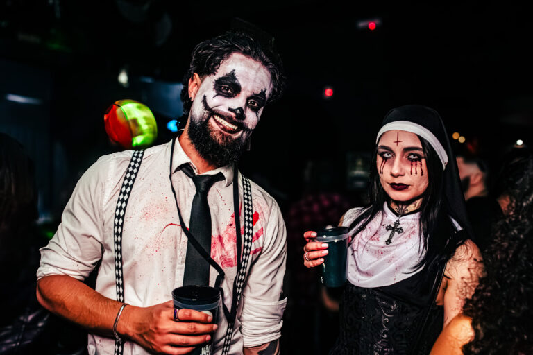 Rapaz com maquiagem de caveira e amiga fantasiada de freira — Sad Baile Curitiba Halloween, 10/10/2026