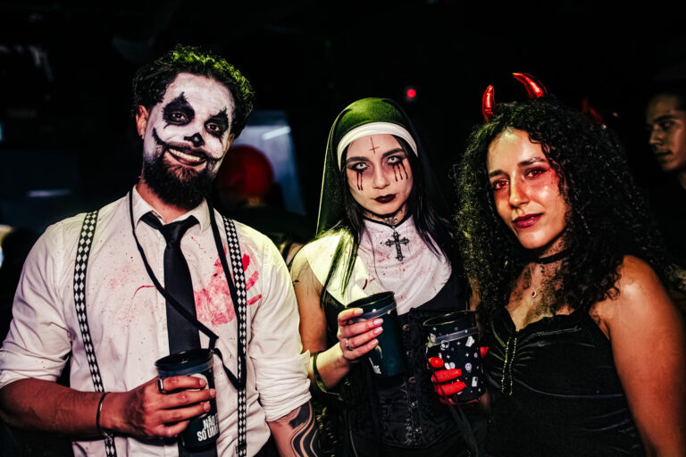 Trio fantasiado de palhaço, freira e diaba — Sad Baile Curitiba Halloween, 10/10/2026