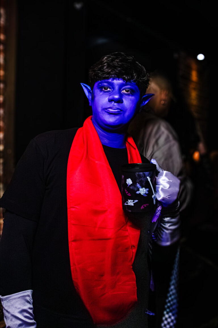 Fantasia de elfo de pele azul com cachecol vermelho — Sad Baile Curitiba Halloween, 10/10/2026
