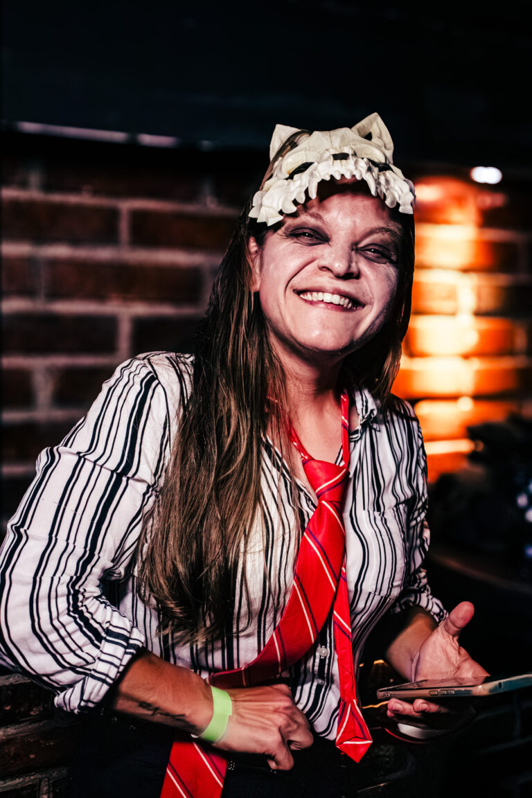 Garota com tiara de caveira de animal e gravata vermelha — Sad Baile Curitiba Halloween, 10/10/2026