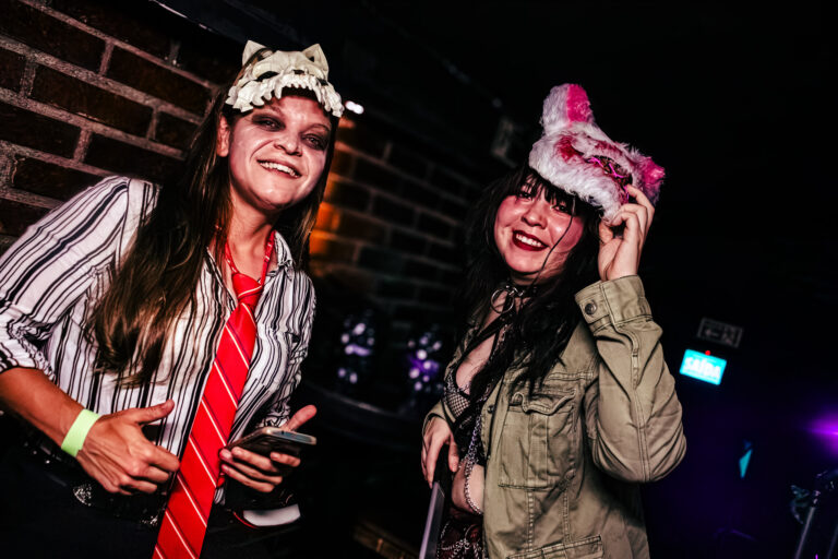 Amigas fantasiadas, uma com caveira na cabeça e outra com orelhas — Sad Baile Curitiba Halloween, 10/10/2026