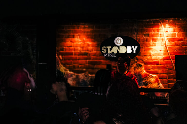 Pista do Standby Music com o letreiro na parede de tijolos — Sad Baile Curitiba Halloween, 10/10/2026