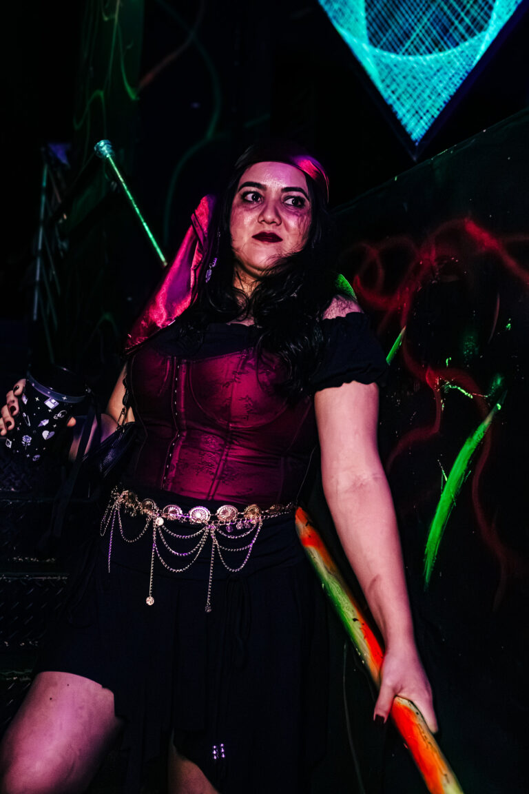 Garota de vestido vinho e cinto de correntes na pista — Sad Baile Curitiba Halloween, 10/10/2026