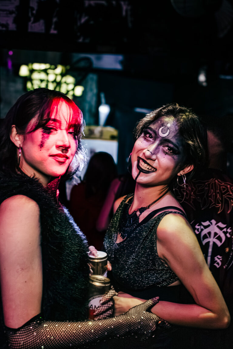 Duas amigas com maquiagem de Halloween — Sad Baile Curitiba Halloween, 10/10/2026