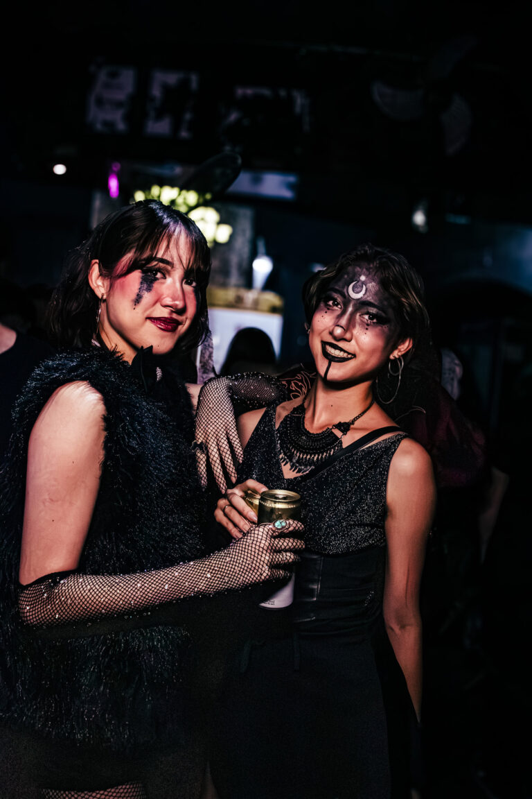 Amigas com maquiagem gótica sorriem na pista — Sad Baile Curitiba Halloween, 10/10/2026