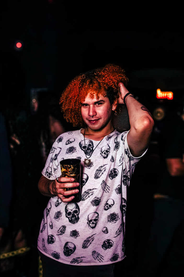 Rapaz de cabelo ruivo e camisa de caveiras — Sad Baile Curitiba Halloween, 10/10/2026